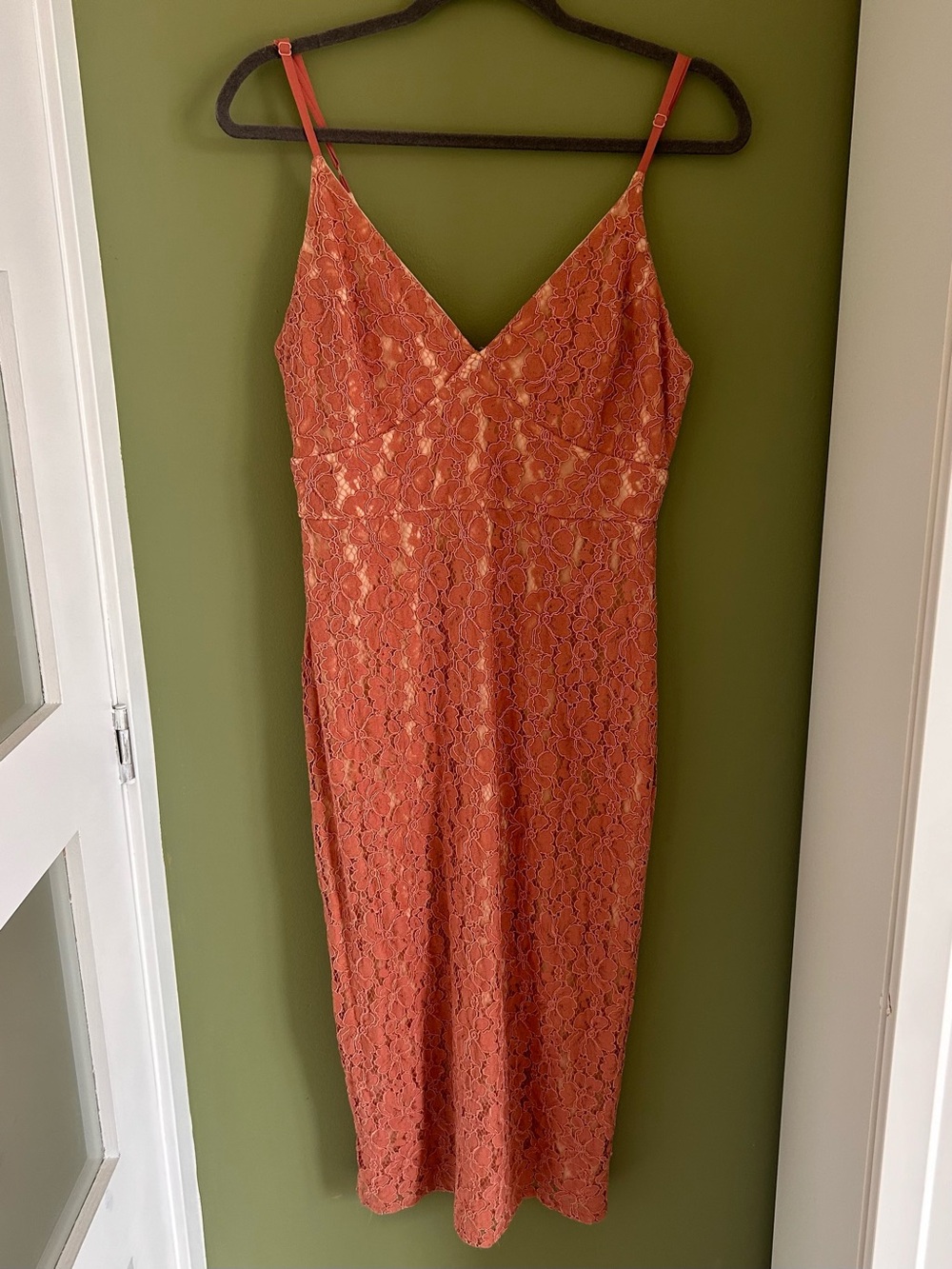 Women's Sleeveless Lace Midi Dress in Coral